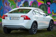 Új modell a lépcsőshátú S60-ból a CrossCountry. V60 kombiként is népszerű autó