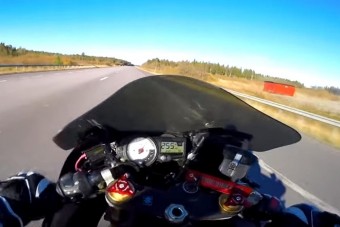 255 km/óránál riszált be a motor, tele lett a nadrág