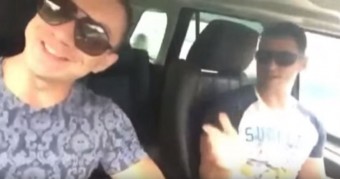 A vicces fiúk éneke nagy csattanással ért véget