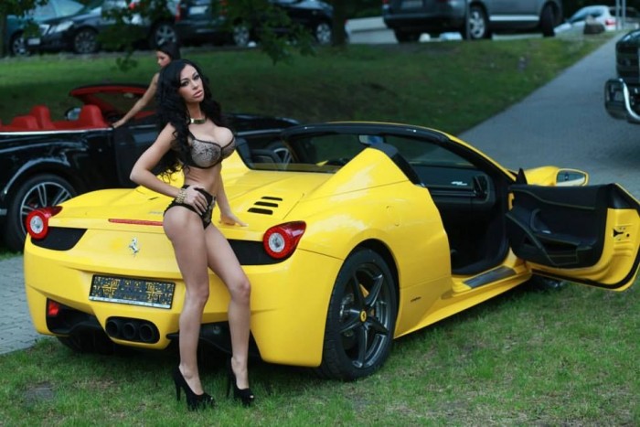 Szemérmetlenül drága autók, szemérmetlenül alulöltözött lányok 26