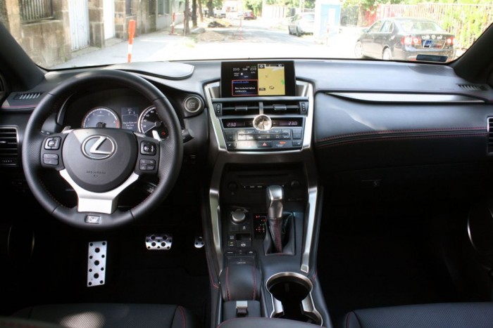 Nagyon jó fogású a kormánykerék, a hűtőmaszk orsómotívuma visszaköszön a középkonzolon is 