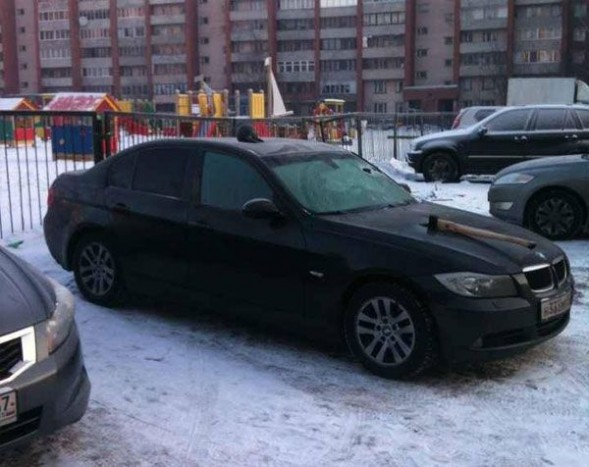 Orosz üzenet – baltát vágtak a Toyotába 11