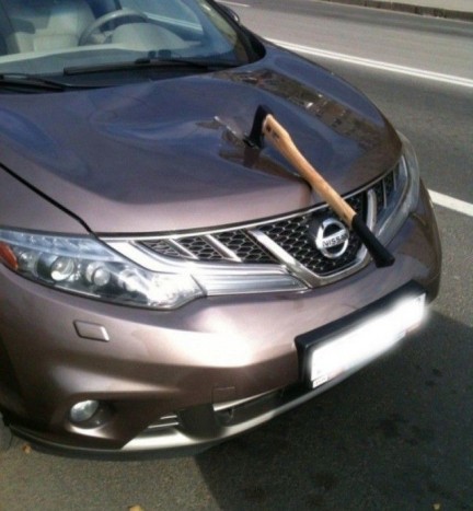 Orosz üzenet – baltát vágtak a Toyotába 10