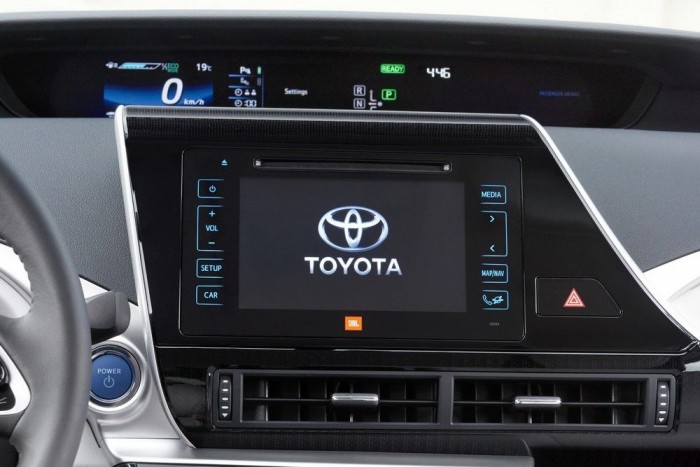 Érintőképernyőn kezelhetjük a leglényegesebbeket. A JBL hifi széria tartozék