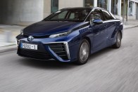 Három perces feltöltés után újra képes akár 550 kilométert megtenni a Toyota tüzelőanyag-cellás villanyautója, a Mirai. Igaz, nem áramot, hanem hidrogént kell bele tölteni.