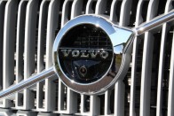 Volvo embléma kamerával kiegészítve