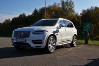 Köldökzsinóron az XC90-es konnektoros hibrid változata