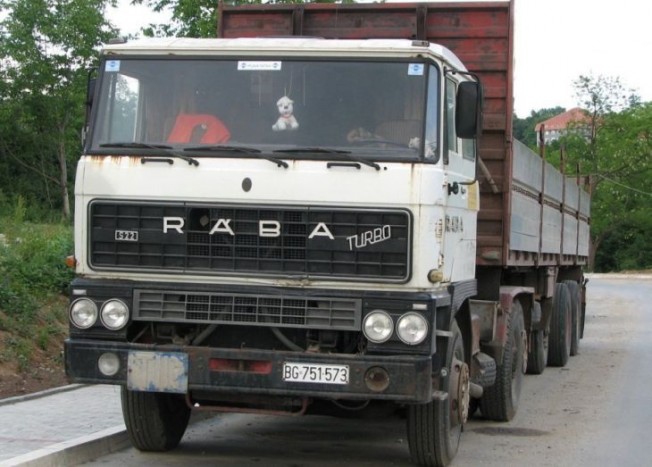 A S-sorozat elődjéhez képes szélesebb és magasabb fülkével készült, melyet már a holland DAF szállított a Rába számára