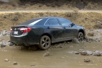 Ilyen, amikor kétszáz jármű ragad a sárba