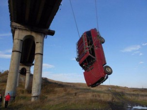 Ladát löktek le egy hídról a lájkokért