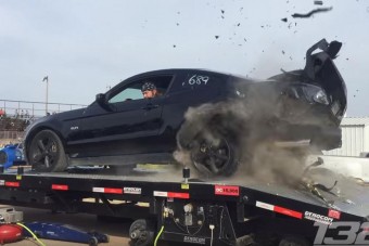 Robbanó gumi szedte szét az amcsi ikon hátsóját