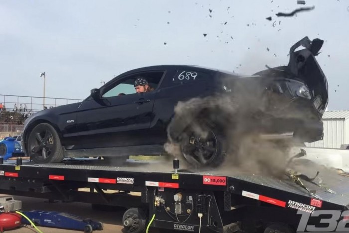 Robbanó gumi szedte szét az amcsi ikon hátsóját