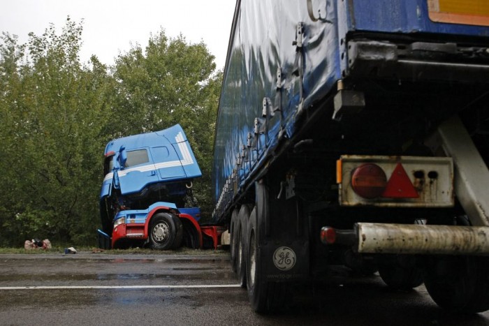 Két teherautó frontálisan ütközött a 32-esen, útzár 3 | Vezess Két teherautó frontálisan ütközött a 32-esen, útzár 3