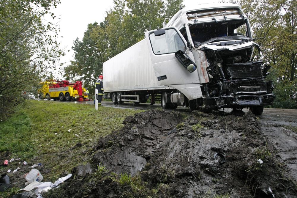 Két teherautó frontálisan ütközött a 32-esen, útzár 4