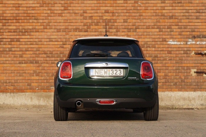 Teszt: Mini Cooper D – 2015 5 Iszonyat szélesen terpeszt az autó, a sofőr kellemesen közel ül a kocsi tömegközéppontjához széltében is, hosszában is