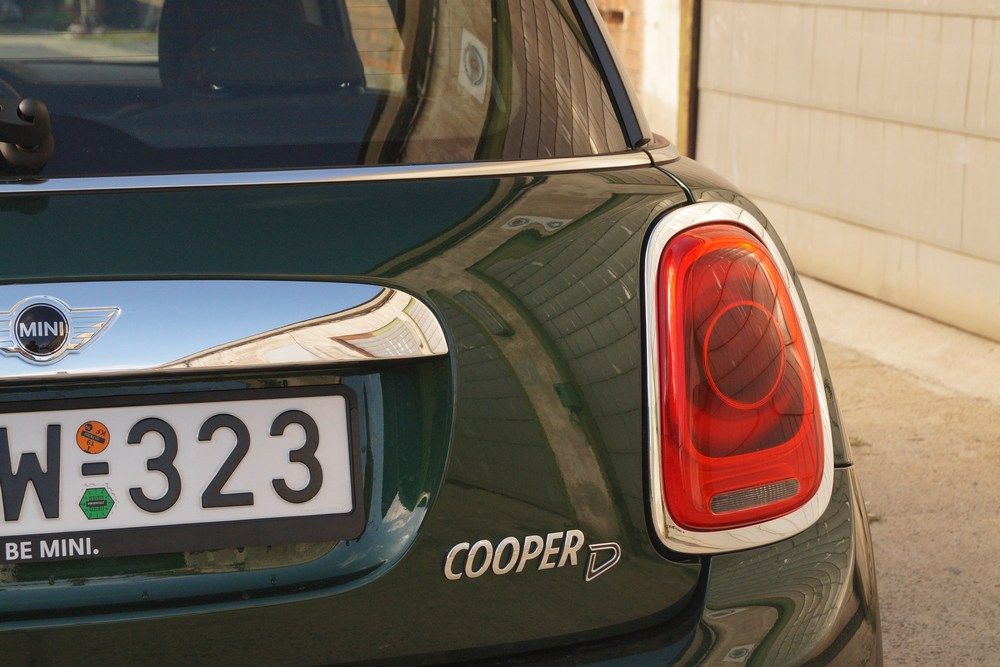 A Cooper D jelenti a 116 lóerős háromhengeres motort, a Cooper SD az erősebb 170 lovas kétliteres