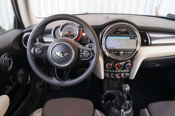 Teszt: Mini Cooper D – 2015 2 Első pillantásra fura, játékautós, de használat közben kiderül: nagyon is ergonomikus, logikusan felépített a Mini műszerfala