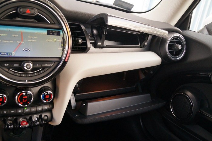 A felső kesztyűtartóba nem sok minden fér be, talán egy fél pár kesztyű, de a gag-et díjazzuk