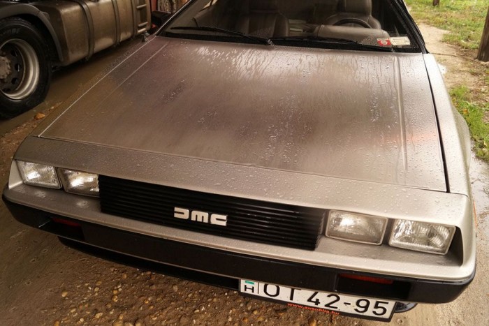 Valahol olvastam, hogy a koszos fémlemezt a megfelelő szemcseméretű csiszolópapírral a szálhúzás mentén simán lehet tisztítani. Autó kasztniját csiszolópapírral tisztítani? Őrültsége ellenére rákérdeztem, és Sid állítja: ez így igaz, a gyár adott is anno a járműhöz ilyet. Nagy kár, hogy a sok víz miatt nem igazán látszik az egyedi fémlemez borítás, aminek azért hátránya is van.