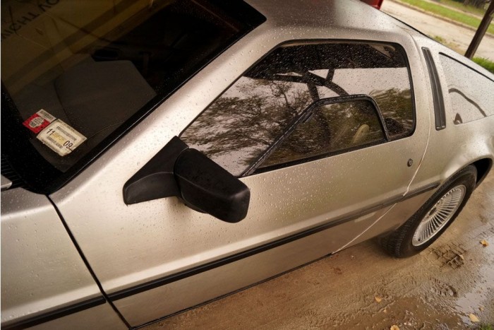 Pontosabban annak, hogy 3 feketére fényezett, egykor kizárólag a gyárban használt, azóta eltűnt példányt leszámítva mind a 9200 legyártott Delorean pont ugyanolyan színű. A kétévenként Észak-Írországban megrendezett Delo-találkozón megjelent, és egymás mellé felsorakozó autók között mindenki kóvályogva keresi a sajátját, amit kizárólag a rendszám alapján tudnak beazonosítani. Csak azt a pici, középső üveget húzza le az elektromotor - erről is, másokról is még több fotó a galériában, ami a képre kattintva nyílik!