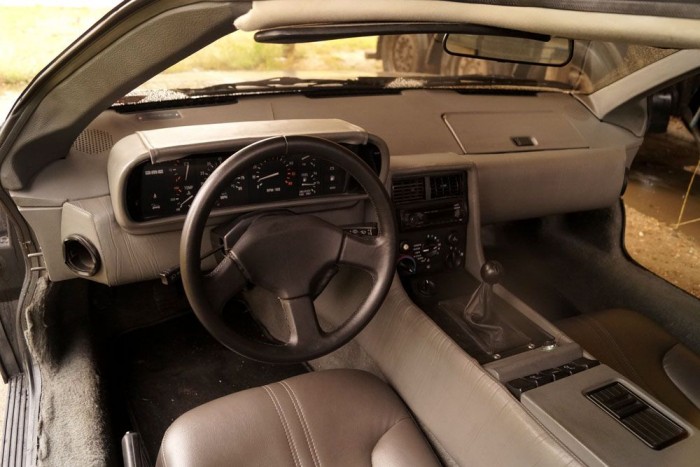 Hozza megszokott praktikumát a szárnyasajtó. Olyan 30-40 centire lóghat ki az autó oldalvonalától felnyitáskor, közel állhatunk vele a töltőhöz a benzinkúton. Bent ülve erőteljesen és pontosan kell lehúzni, hogy mindkét ponton precízen illeszkedjen. A kinyitása könnyebb: egy fekete kar hátra húzásával párhuzamosan a könyökünkkel kifelé kell nyomni. Teleszkóp és rugó is emeli a nehéz ajtókat. Még több fotó a beltérről a galériában!