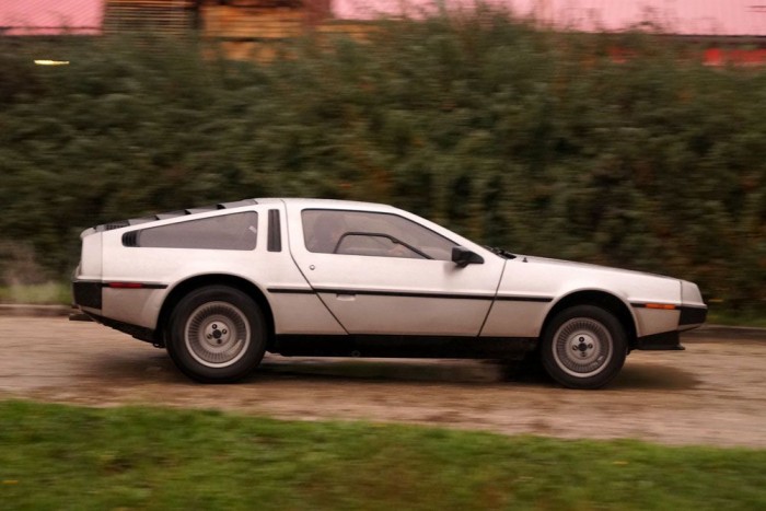 Kimondottan kemény a kuplung és a gázpedál, nagy gázzal kell indulni, hosszú az egyes fokozat. Meglepően közvetlen a kormány, kemény a futómű, ami mellett az alacsony súlypont és a Lotus Espirit-alapok miatt valóban élvezhető az autó.
