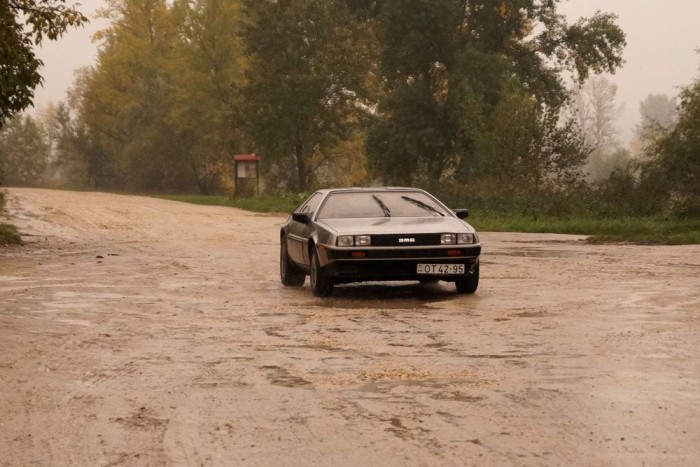 Bármennyire is élvezhető még ma is az autó, sajnos nem lett sikertörténet: az 1981-es indulást követően 1982-ben gyakorlatilag véget is ért a gyártása, aminek több oka volt. Az USA-n éppean akkor végigsöprő ítéletidő jelentősen visszavetette a járműértékesítéseket, amire a DMC befektetői darabszám-felezést kértek Delorean-től, aki megingathatatlanságával éppen ellenkezőt lépett, megduplázta a kapacitást. 