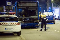 Két autóval ütközött egy busz Budapesten – fotók 2