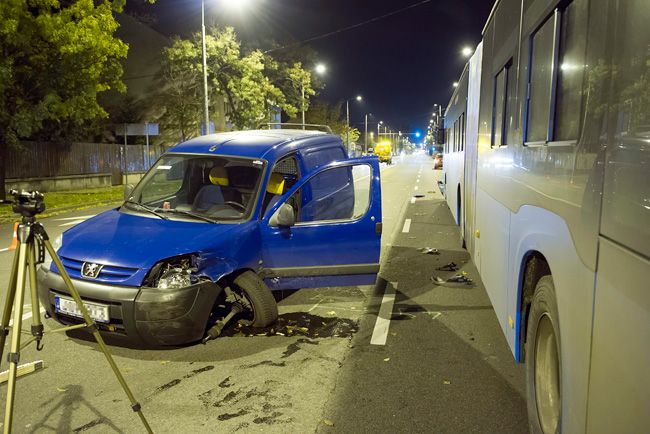 Két autóval ütközött egy busz Budapesten – fotók 4