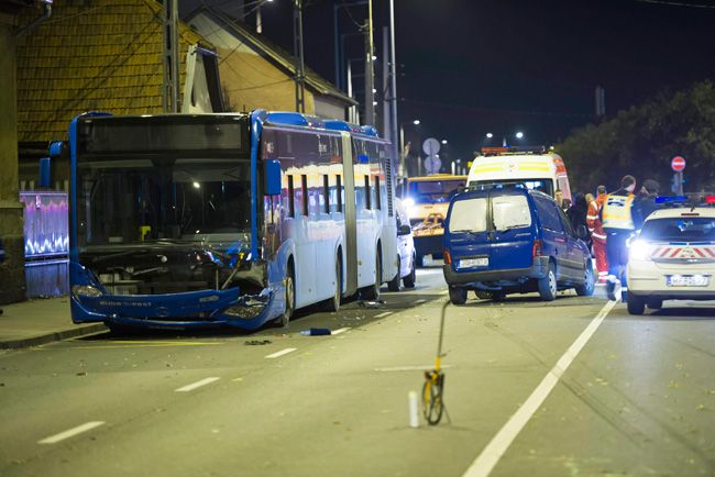 Két autóval ütközött egy busz Budapesten – fotók 5