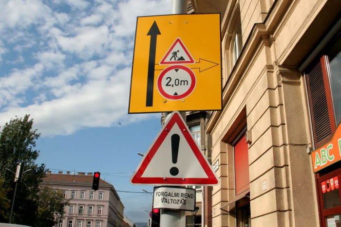 Egyelőre a legfontosabb, egyúttal legérdekesebb infó a 2 méteres magasságkorlátozás egy nyílt utca bejáratánál