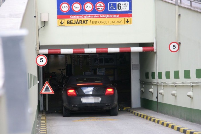 Ez a Bentley lendületesen érkezett, nyilvánvalóan rutinból hajtott le. Itt már nem szalag jelzi a 2 méteres magasságkorlátot, a közlekedést a KRESZ szabályozza a föld alatt is