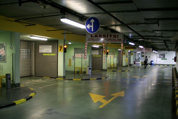 Aki parkol, ilyen kis boxokba áll be balra, majd magára hagyja autóját, amit liftek süllyesztenek be a még lejjebb elterülő 4 szint valamelyikére