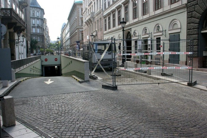 Méterre pontosan addig tart a felszíni lezárás, amíg a mélygarázs elnyeli az autókat