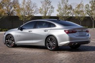 Chevrolet Malibu Red Line - légterelők, egyedi hűtőmaszk, embléma és felirat, piros ködfénykeret, ültetett sportfutómű, 19 colos felni, sportpedálok, fekete tükörház és Thule tetőcsomagtartó.