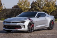 Chevrolet Camaro Red Line - piros ködfénykeretek, egyedi Camaro felirat, szürke ablakkeretek és tükörház, 20 colos felnik, ültetett futómű, módosított szívórendszer, erősebb fékek, piros hűtőmaszk-betétek, prémium padlószőnyeg.