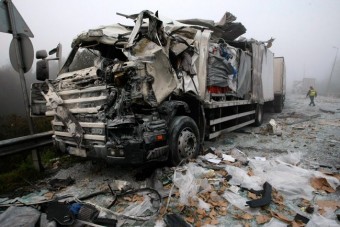 Szörnyethalt egy kamionos a 4-es úton - teljes útzár