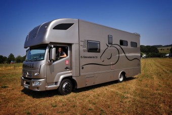 Ilyen összkomfortos lószállítót sem láttál még