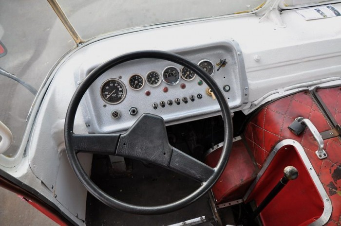 A kormánykerék valószínűleg egy Ikarus 280-asból, vagy egy 260-asból való. 