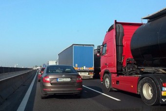 Áll a kocsisor az M1-esen