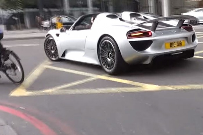 Te is ezt csinálnád, ha egy 890 lóerős autód lenne?