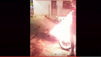 Büszke vigyorral borult lángba a suzukis