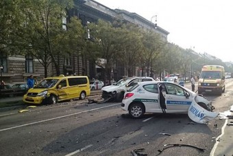 Lezárták az Andrássy utat, három autó ütközött