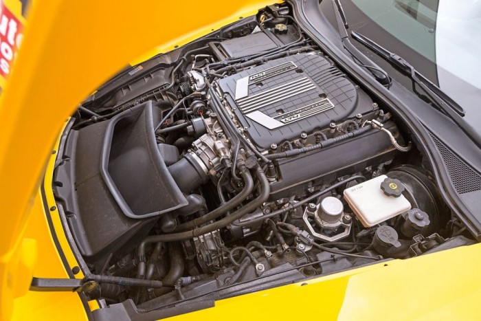 Vezettük: Chevrolet Corvette Z06 2015 3 A fogyasztásnak rosszat, az erőleadásnak jót tesz a mechanikus feltöltő. Főtengelyes szíjhajtása önmagában elvesz 50-100 lóerőt, de ez belefér a 6,2 literes V8-nál