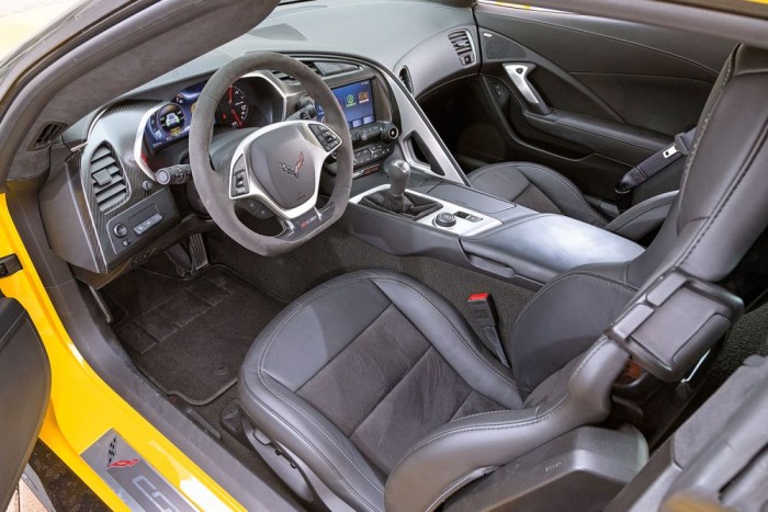 Vezettük: Chevrolet Corvette Z06 2015 6 Finoman, optimális erőkkel és lézerpontosan irányítható a Corvette Z06. A sportkormány fogása tökéletes. A kipörgésgátlásnak öt fokozata van, kikapcsolva vagy Track módban nagyon észnél kell lenni