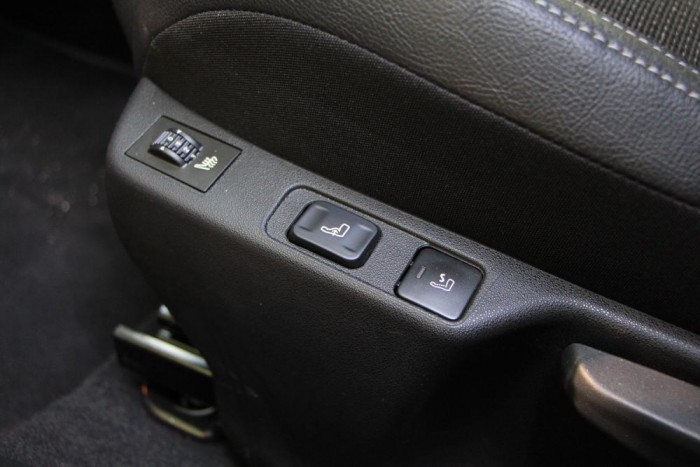 Teszt: Citroën C4 1,6 BlueHDI 7 | Vezess Ülésfűtés, és masszázsfunkció. Utóbbi gombjai garantáltan érintetlenül maradnak egy idő után (a saját hátam által sugallt jóslat).