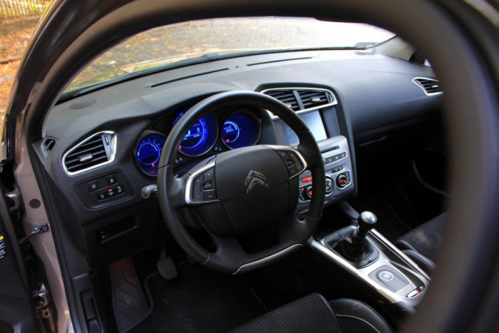 Teszt: Citroën C4 1,6 BlueHDI 6 | Vezess A felhasznált anyagok minősége rendben van, főképp a műszerfal felső borítása megnyerő. Az átlagos forma öt év elteltével is átlagos, a teret a nagyméretű kormánykerék uralja.