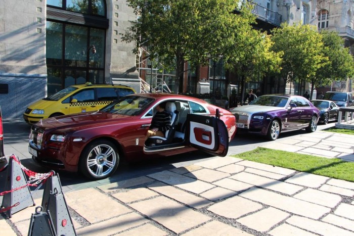 Negyedmilliárdot érő autókkal Szófiába