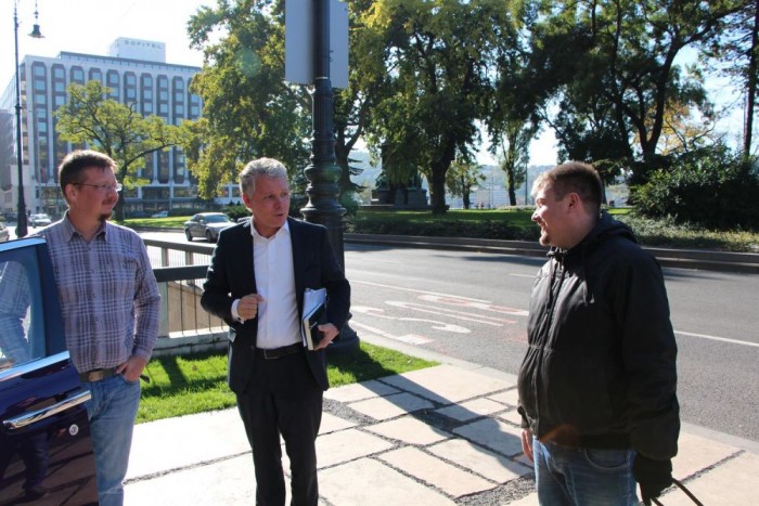 - Gumball? - Kérdezte a kutyasétáltató úr.
- Nem. - Válaszolta Frank Tiemann.