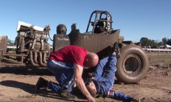 Sokkoló a rongybabaként vergődő versenyzőnő